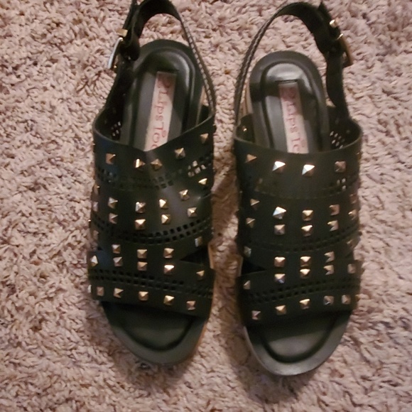 Shoes/ wear once - Picture 2 of 2